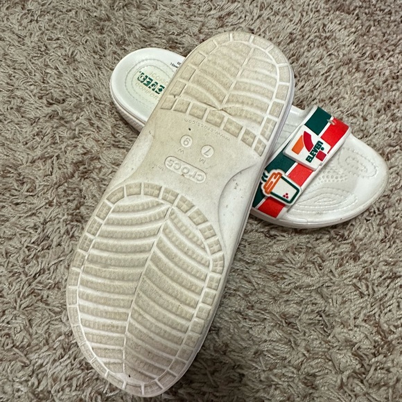 7/11 Crocs Slides Women 9/Men 8 - Picture 2 of 3